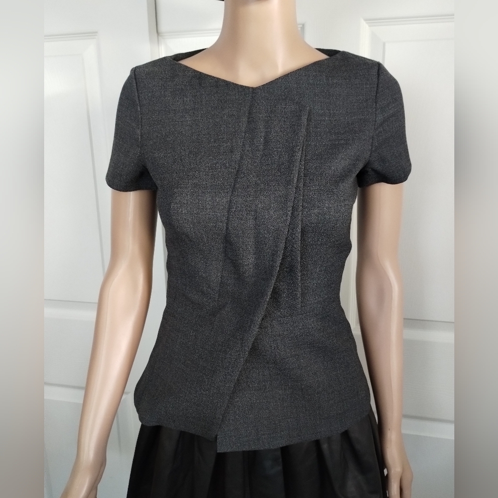 Hugo Boss Gray Textured Short Sleeve Pleat Front Peplum Wool Blouse Top Size 0